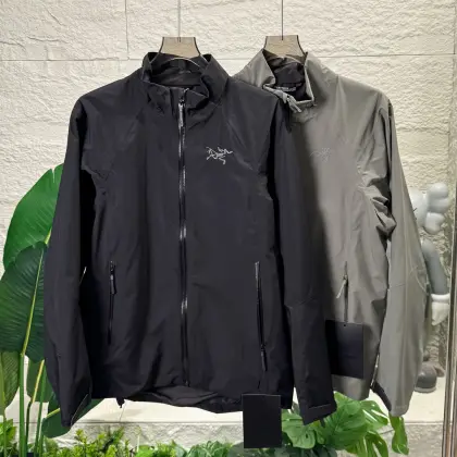 ARC'TERYX / 始祖鸟两色立领刺绣logo外套 户外运动轻量化立领防风软壳夹克外套 始祖鸟Kadin Jacket|的户外“本命”软壳 GORE-TEX INFINIUM面料超给力,防风防水还透气.徒步下雨,穿着它也不会担心被打湿,运动时出的汗也能快速排出去,完全不闷 长时间走路爬坡也不会捂汗.立体拼接剪裁很合身,活动起来很自在,不会有束缚感,爬山时伸展手臂、迈大步子都超轻松. 日常穿也很百搭,搭牛仔裤就是随性户外风,搭运动裤去健身、跑步也很合适.细节设计很贴心,魔术贴袖口能自由调节,口袋还有一体式钥匙扣,放个小物件很方便 目前国际公认的高端面料,防风防水透气 使穿着不会有闷热潮湿的感觉. 防风夹克有多么的实用和火爆! 始祖鸟软壳 值得入手的一件始祖鸟外套,无论性价比还是颜值都远远高于冲锋衣 颜色 : 黑色 藏青 肩宽46胸围112衣长70建议115-130斤 M肩宽47胸围118衣长72建议130-150斤 L肩宽48胸围122衣长74建议150-170斤 XL肩宽50胸围126衣长76建议170-185斤 XXL肩宽52胸围130衣长78建议185-200斤